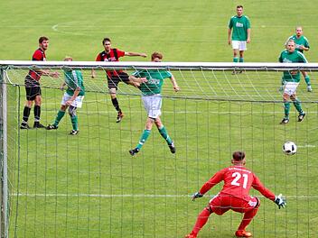 Oberbachs Torsteher Niklas Geppert streckt sich vergeblich, Florian Graf erzielt den dritten Treffer für Obereschenbach. Foto: Sebastian Schmitt