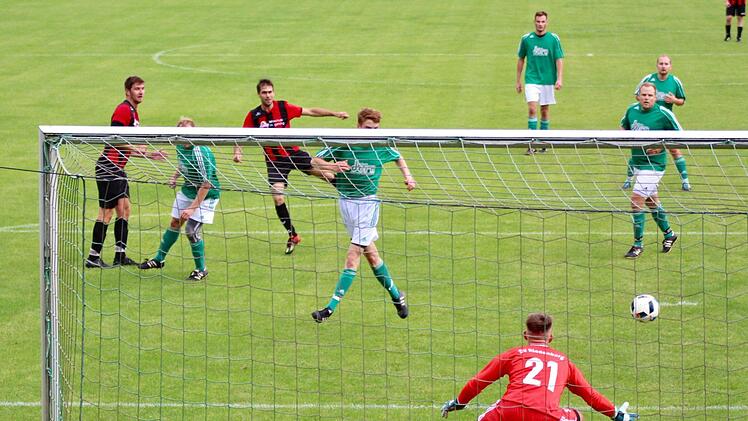 Oberbachs Torsteher Niklas Geppert streckt sich vergeblich, Florian Graf erzielt den dritten Treffer für Obereschenbach. Foto: Sebastian Schmitt