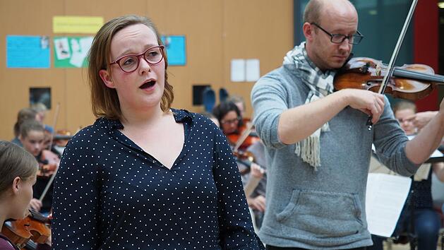 Konzertmeister Johannes Enders spielt bei der Begleitung von Eva Friedrich ausnahmsweise nur die zweite Geige.Nicole Julien-Mann