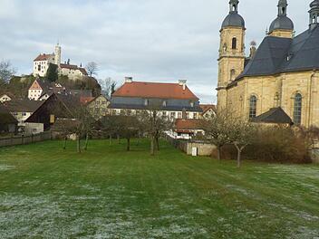 Der große Pfarrgarten hinter dem Pfarrhaus (Mitte). Auf der Wiese könnten Parkplätze für das neue Rathaus im Pfarrhaus entstehen.  Foto: Thomas Weichert