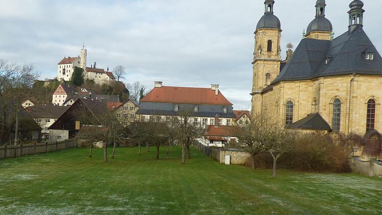 Der große Pfarrgarten hinter dem Pfarrhaus (Mitte). Auf der Wiese könnten Parkplätze für das neue Rathaus im Pfarrhaus entstehen.  Foto: Thomas Weichert
