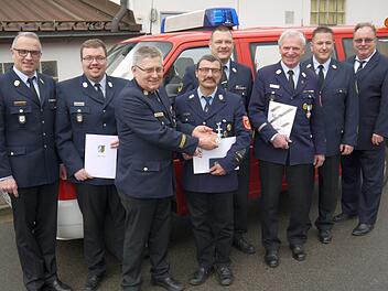 Mehrere Ehrungen und Beförderungen gab es bei der Frühjahrstagung der Feuerwehrkommandanten. Von links: Stefan Püls, Jannic Christ, Manfred Lorenz, Michael Reubel, Christian Boßecker, Helmut Halboth, Christian Duda und  Martin Rebhan (von links). - Foto: Berthold Köhler