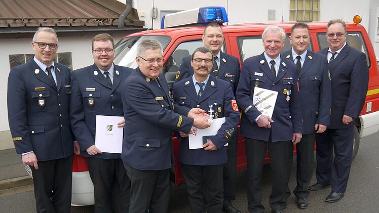 Mehrere Ehrungen und Beförderungen gab es bei der Frühjahrstagung der Feuerwehrkommandanten. Von links: Stefan Püls, Jannic Christ, Manfred Lorenz, Michael Reubel, Christian Boßecker, Helmut Halboth, Christian Duda und  Martin Rebhan (von links). - Foto: Berthold Köhler