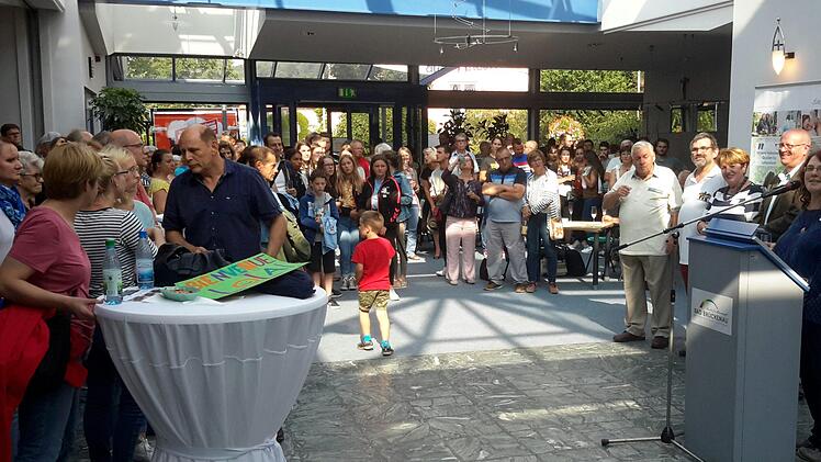 Die Begrüßung in der Georgi-Kurhalle wurde auf Grund der langen Anreise der ausländischen Gäste recht kurz gehalten. Im Bild (von rechts) Förderkreis-Vorsitzende Barbara Glanc, Adrian Long, Bürgermeisterin Brigitte Meyerdierks, Christian Prévot und Peter Hardy.Foto: Rolf Pralle