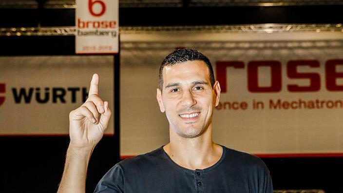 Das Trikot von Nikos Zisis hat einen Ehrenplatz in der Halle gefunden.
