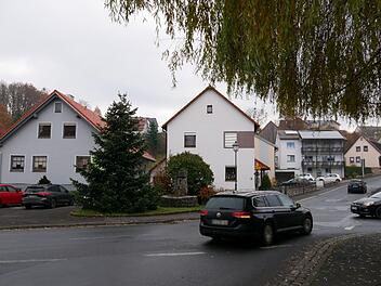 Im Kreuzungsbereich der Dorfmitte beginnt der Ausbau der Reichenbacher Ortsdurchfahrt. Dazu muss die Kreuzung für rund fünf Wochen gesperrt werden, erfuhren die Reichenbacher in der Bürgerversammlung. : Heike Beudert