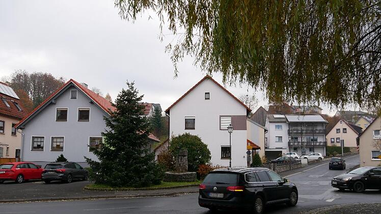 Im Kreuzungsbereich der Dorfmitte beginnt der Ausbau der Reichenbacher Ortsdurchfahrt. Dazu muss die Kreuzung für rund fünf Wochen gesperrt werden, erfuhren die Reichenbacher in der Bürgerversammlung. : Heike Beudert