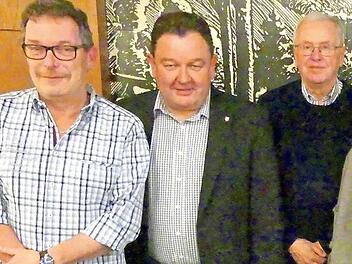 Vorsitzender Klaus Küfner (Mitte) ehrte Ulrich Richter (links) und Karl-Heinz Will für 40-jährige Treue. Foto: Dieter Hübner