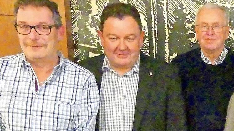 Vorsitzender Klaus Küfner (Mitte) ehrte Ulrich Richter (links) und Karl-Heinz Will für 40-jährige Treue. Foto: Dieter Hübner