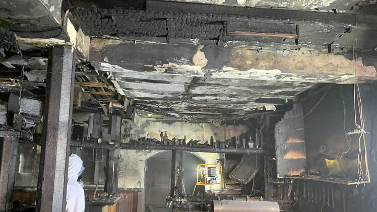 Nach Brandstiftung in Kultkneipe: Feuerwehr hilft betroffener Wirtin