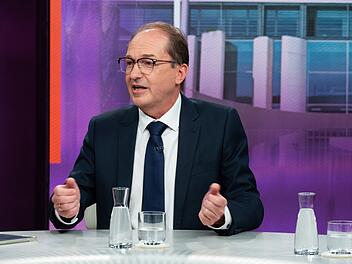 Innenminister Alexander Dobrindt (CSU) geriet bei "Maybrit Illner" mehrfach mit Heidi Reichinnek von den Linken aneinander.