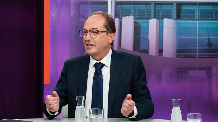Innenminister Alexander Dobrindt (CSU) geriet bei "Maybrit Illner" mehrfach mit Heidi Reichinnek von den Linken aneinander.