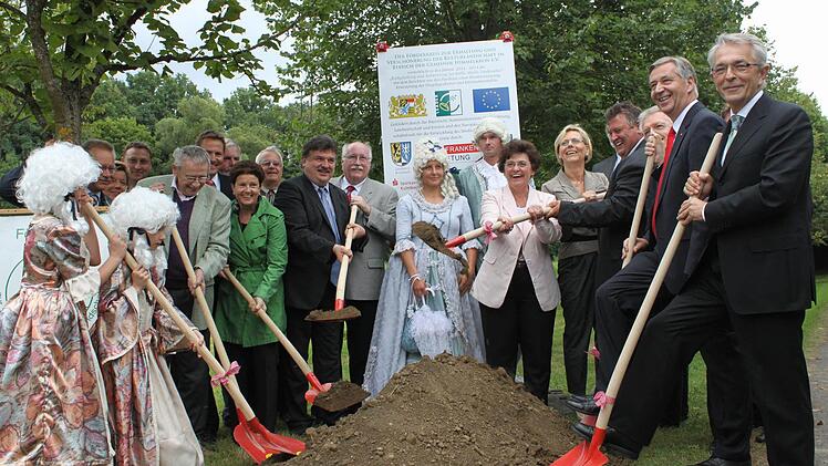 Der symbolische  Spatenstich  für  das  Großprojekt.