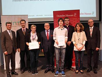 Bei der Auszeichnung im Deutschen Museum in München gratulierten Staatssekretär Bernd Sibler (links), Thomas Sattelberger als Vorstandsvorsitzender von "MINT Zukunft schaffen" (Vierter von links) und Wirtschaftsvertreter Christof Prechtl (rechts). Zu Recht stolz auf die erhaltenen Zertifikate waren die Vertreter der Maximilian-von-Welsch-Realschule: stellvertretender Schulleiter Matthias Klinke (Zweiter  von links), die Schüler Neubauer (Dritte von links), Steffen Keilhold (Fünfter von links)...