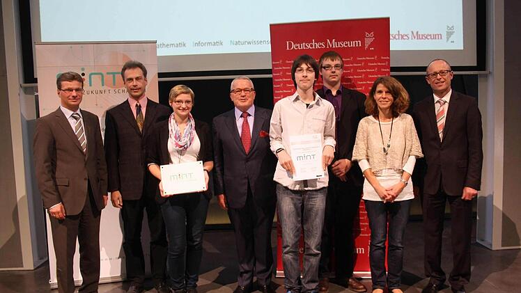 Bei der Auszeichnung im Deutschen Museum in München gratulierten Staatssekretär Bernd Sibler (links), Thomas Sattelberger als Vorstandsvorsitzender von "MINT Zukunft schaffen" (Vierter von links) und Wirtschaftsvertreter Christof Prechtl (rechts). Zu Recht stolz auf die erhaltenen Zertifikate waren die Vertreter der Maximilian-von-Welsch-Realschule: stellvertretender Schulleiter Matthias Klinke (Zweiter  von links), die Schüler Neubauer (Dritte von links), Steffen Keilhold (Fünfter von links)...