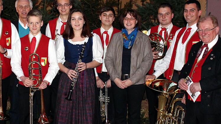 Elisabeth Kornell, Alexander Kuhn, Kreisvorsitzende Sibylle Säger, Fabian Bohn, Christoph Hering und Dirigent Ernst Oestreicher.  Fotos: Pfannes