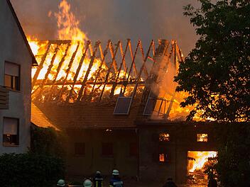 Am Dienstagnachmittag (06.08.2013) kam es in Aha zu einem Vollbrand einer Scheune. Der Brand wurde durch einen Blitzschlag ausgeloest. In der Scheune befanden sich zahlreiche Rinder, die aber noch rechtzeitig aus den Flammen befreit werden konnten. Personen kamen nach ersten Aussagen nicht zu Schaden. Insgesamt waren 150 Feuerwehrleute im Einsatz. Foto: News5 / Goppelt