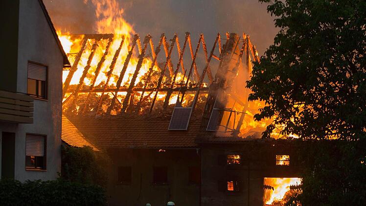 Am Dienstagnachmittag (06.08.2013) kam es in Aha zu einem Vollbrand einer Scheune. Der Brand wurde durch einen Blitzschlag ausgeloest. In der Scheune befanden sich zahlreiche Rinder, die aber noch rechtzeitig aus den Flammen befreit werden konnten. Personen kamen nach ersten Aussagen nicht zu Schaden. Insgesamt waren 150 Feuerwehrleute im Einsatz. Foto: News5 / Goppelt