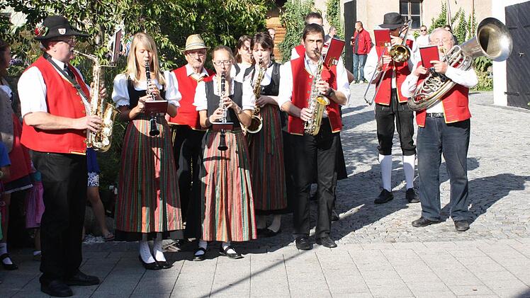 Die Hornochsen-Band begleitete das Aufstellen musikalisch.