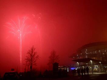 Hochfliegende Raketen färbten den Nebel bunt, doch vom Feuerwerk war wenig zu sehen. Fotos: Peter Rauch