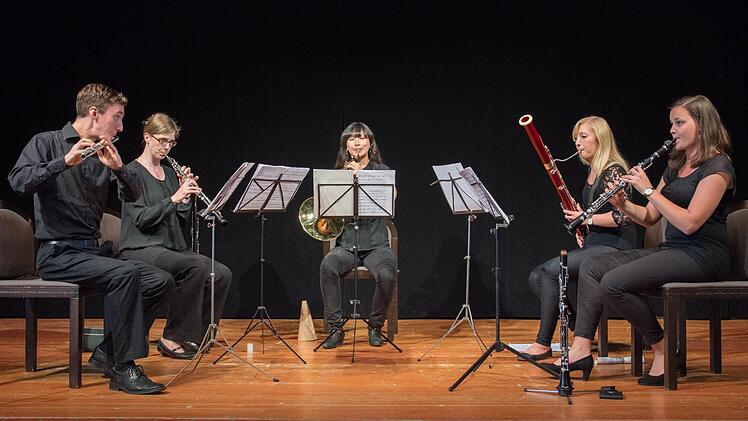 Der Seniorenbeirat, die Stadt, der gemeinnützige Verein "Yehudi Menuhin Live Music Now Franken" und das Quintett "Cinque Venti" erfreuten die Senioren mit einem "Konzert am Nachmittag". Die Studenten Miriam Ahrens (Oboe), Christina Dreiner (Klarinette), Milan Jeremic (Flöte), Motomi Kimura (Horn) und Lisa Stockner (Fagott) musizierten.  Foto: ul
