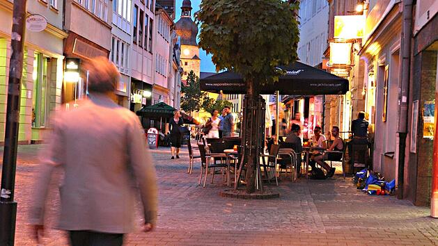 Streitpunkt Steinweg; Die einen wollen in den dortigen Kneipen ausgiebig feiern, die anderen w&uuml;rden in diesem Innenstadtbereich gerne in Ruhe wohnen oder ihre Gesch&auml;fte betreiben - ohne regelm&auml;&szlig;ig n&auml;chtliche Hinterlassenschaften vor der T&uuml;r zu finden. Foto: Christoph Winter
