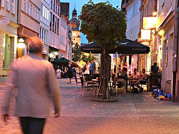 Streitpunkt Steinweg; Die einen wollen in den dortigen Kneipen ausgiebig feiern, die anderen würden in diesem Innenstadtbereich gerne in Ruhe wohnen oder ihre Geschäfte betreiben - ohne regelmäßig nächtliche Hinterlassenschaften vor der Tür zu finden. Foto: Christoph Winter