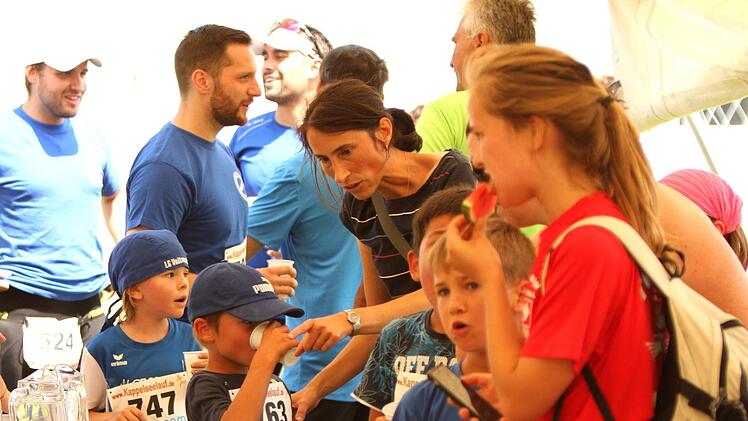 Nach den anstrengenden Läufen waren Obst und Säfte heiß begehrt.