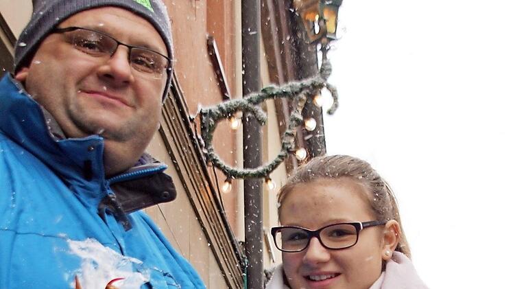 Auch diese beiden Besucher genossen die vorweihnachtliche Atmosph&auml;re in Bad Staffelstein.