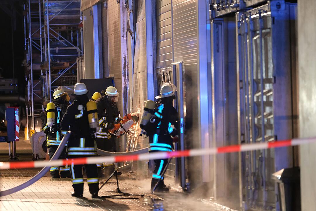 Erlangen-Eltersdorf: Firma für Umwelttechnik  brennt – Anwohner sollen Türen und Fenster schließen