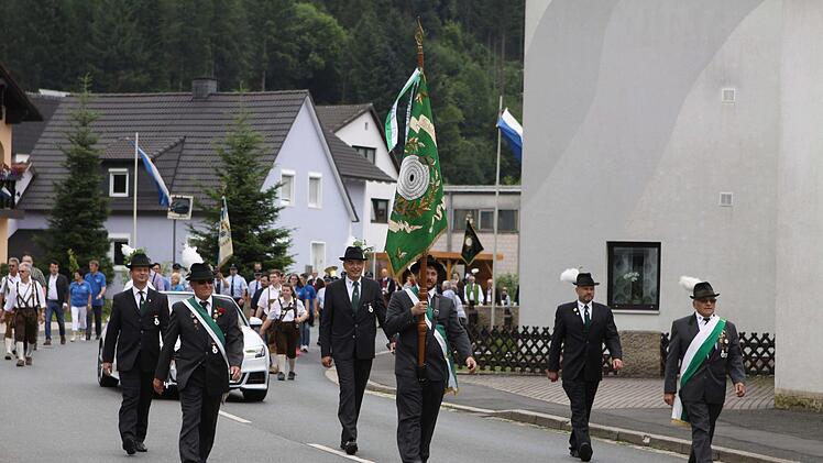 Die Fahne mit Begleitern des gastgebenden Vereins führte den Schützenumzug an. Stark vertreten waren auch der Stadtrat und der Pfarrgemeinderat. Michael Wunder