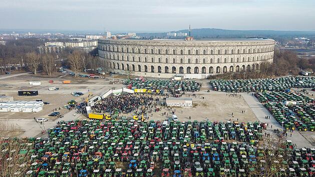 Tausende Traktoren kamen aus allen Richtungen nach N&uuml;rnberg. Auf dem N&uuml;rnberger Volksfestplatz protestierten Landwirte gegen die Umweltpolitik. Foto: News5/Merzbach