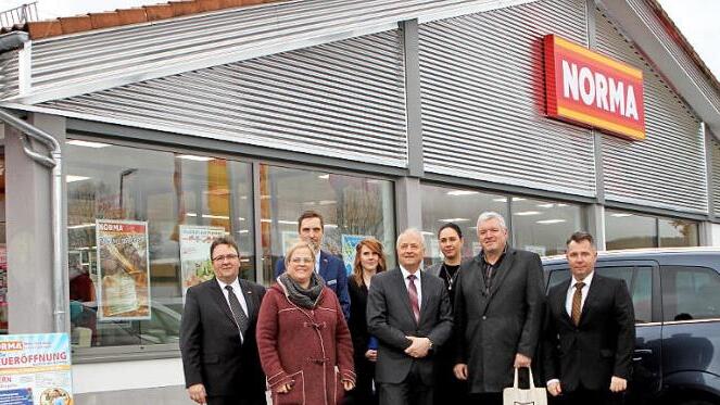 Das gesamte Norma-Team freute sich über die Wiedereröffnung nach dem Umbau. Vorne von links: Verkaufsleiter Ulrich Schott, Stadträtin Isabell Zimmer, Niederlassungsleiter Franz Fritzenschaft sowie Bürgermeister Jürgen Hennemann und Expansionsleiter Uwe Sonnenberg; hintere Reihe von links: Bereichsleiter Michael Büttner, Filialleiterin Nina Förster und Bereichsleiterin Ulrike Bressan.  Foto: Günther Geiling