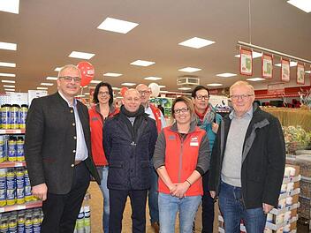 Neuer Baumarkt in Gößweinstein in der Fränkischen Schweiz. Bei der Markteröffnung freuen sich (v. l.): Bürgermeister Hanngörg Zimmermann, stellvertretende Filialleiterin Nicole Kuhlmann, Projektleiter Roland Liesmann, Bezirksleiter Johannes Merklein, Filialleiterin Kathrin Helldörfer, Investorin Gerlinde Vogelsang und Zweiter Bürgermeister Georg Bauernschmidt. Foto: Thomas Weichert