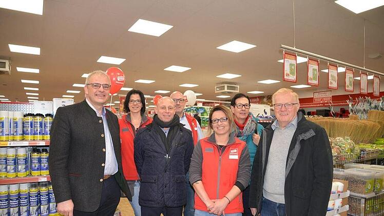 Neuer Baumarkt in Gößweinstein in der Fränkischen Schweiz. Bei der Markteröffnung freuen sich (v. l.): Bürgermeister Hanngörg Zimmermann, stellvertretende Filialleiterin Nicole Kuhlmann, Projektleiter Roland Liesmann, Bezirksleiter Johannes Merklein, Filialleiterin Kathrin Helldörfer, Investorin Gerlinde Vogelsang und Zweiter Bürgermeister Georg Bauernschmidt. Foto: Thomas Weichert