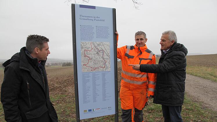 Sechs Flurnamen-Informationstafeln wurden in der Gemeinde Hallerndorf in den sechs Gemarkungen des Gemeindegebiets  wie hier in der Gemarkung Pautzfeld  aufgestellt. Auf dem Bild Bürgermeister Torsten Gunselmann (l.),  Hans Schaub (r.) und Bauhofmitarbeiter Josef Huberth. Foto: Mathias Erlwein