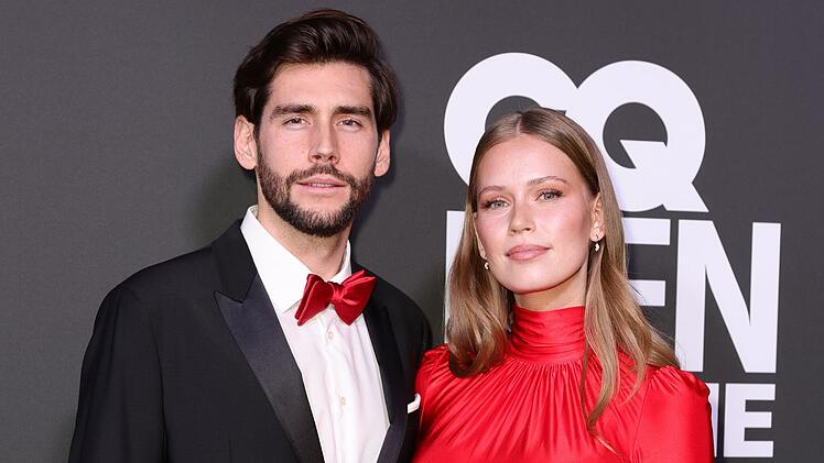 Auch privat läuft es gut für Álvaro Soler. Der Musiker ist seit 2023 mit dem deutschen Model Melanie Kroll verheiratet. Die beiden haben eine einjährige Tochter.