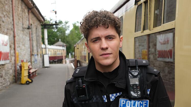 In der nordirischen Comedy-Serie "Derry Girls" spielte Dylan Llewellyn den etwas begriffsstutzigen englischen Cousin einer Hauptfigur. In "Beyond Paradise" tritt er als PC Kelby Hartford in viele Fettn&auml;pfchen.