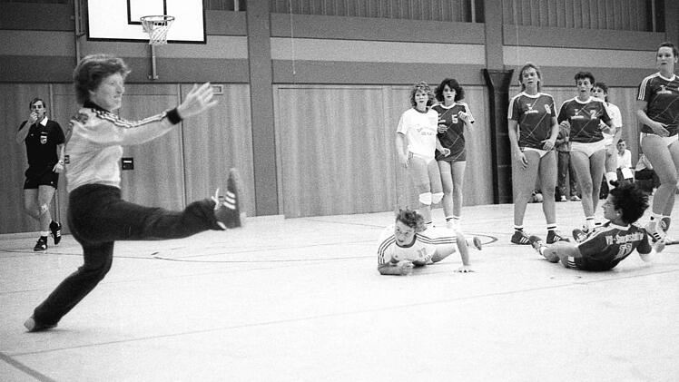 Szene aus dem Spiel des SV Garitz (helle Trikots) gegen den VfL Neustadt/Coburg (17:18).