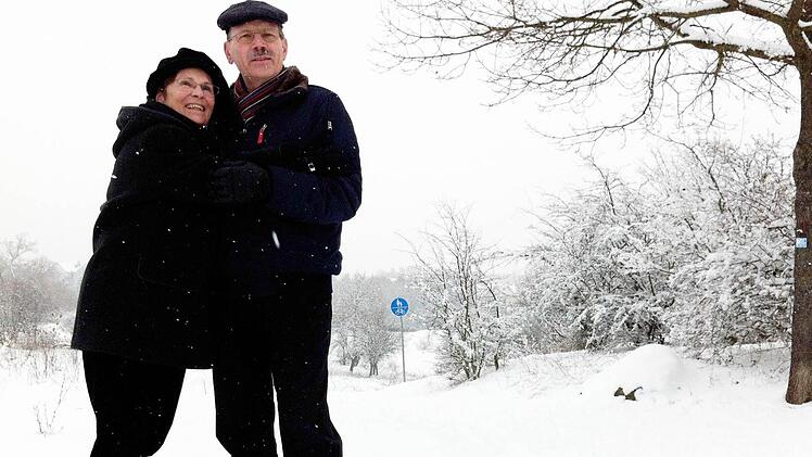 Wer Zeit hatte, nutzte das Schneetreiben für einen romantischen Spaziergang.