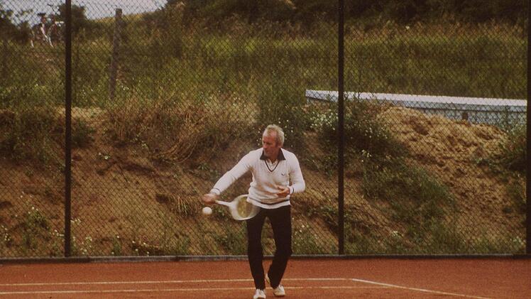 Erich Heinlein beherrscht das Spiel mit dem kleinen Ball - und das seit 50 Jahren. Repro: Alfred Molitor