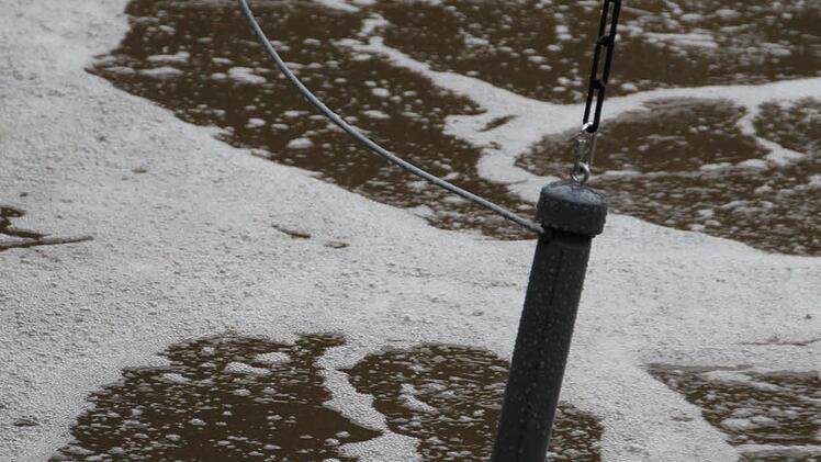 Hier wird Sauerstoff ins Becken gepumpt, damit die Bakterien sich wohl fühlen.