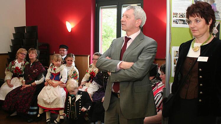 Ein aufmerksamer Beobachter war der Hausherr, Landrat Hans Kalb (neben Museumsleiterin Birgit Jauernig)