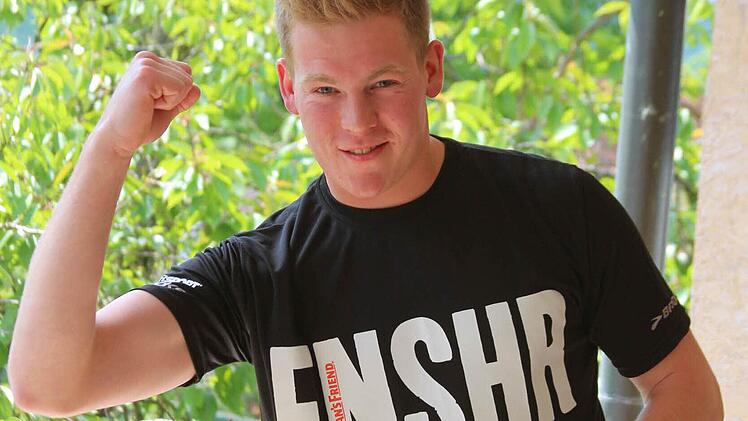 Lukas Richter zeigt stolz sein "Strongman-Run"-T-Shirt, dass er beim Zieleinlauf erhalten hat. Fotos: Martin Kreklau