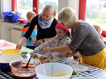 Die Kinder lernten, wie man aus "Unkraut" Pizza bäckt. Foto: Michael Wunder