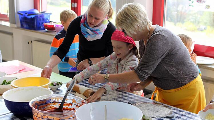 Die Kinder lernten, wie man aus "Unkraut" Pizza bäckt. Foto: Michael Wunder