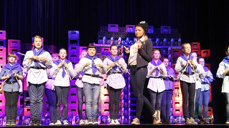 Die Polizisten sind von eher schüchternem Naturell, kämpfen aber doch mit großem "Taram-ta-ta" gegen die Piraten.