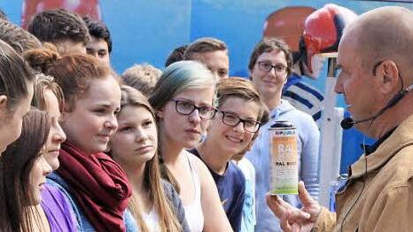 Thomas Walther vom Landesfeuerwehrverband Bayern bildete die Stafelsteiner Realschüler in Theorie und Praxis realitätsnah aus. Unter anderem demonstrierte er, was passiert, wenn eine Spraydose in einem aufgeheizten Auto explodieren würde. Fotos: Matthias Einwag