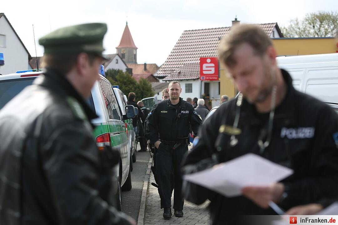 Bankfiliale in Kornburg ueberfallen - Taeter noch auf der Flucht