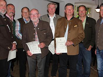 Der Jagdschutz- und Jägerverein zeichnete langjährige Mitglieder aus. Von links: Hugo Losert (40 Jahre), Vorsitzender Peter Müller, Peter Menz (40 Jahre), Manfred Adameit (25 Jahre), Rainer Gäbelein, Klaus Zapf und Berthold Höhn (alle 40 Jahre) und und stellvertretender Vorsitzender Otto Kreil. Fotos: Sonny Adam